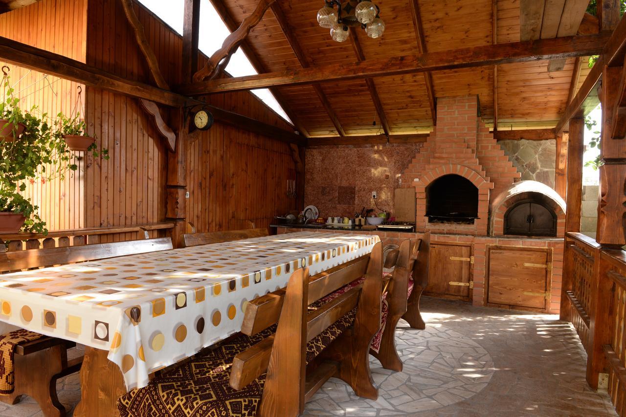 Hotel Casa Flora Sînmartin Esterno foto