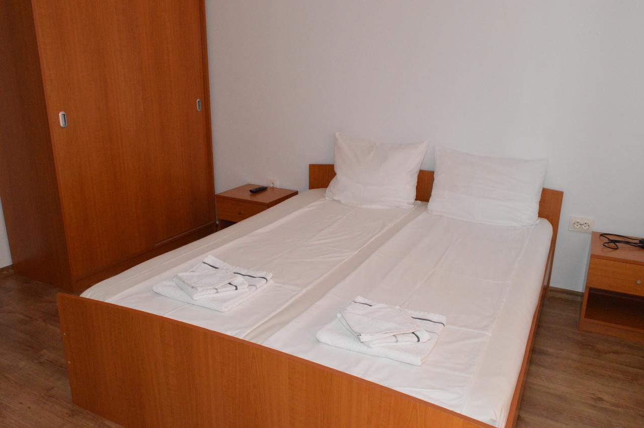 Hotel Casa Flora Sînmartin Esterno foto