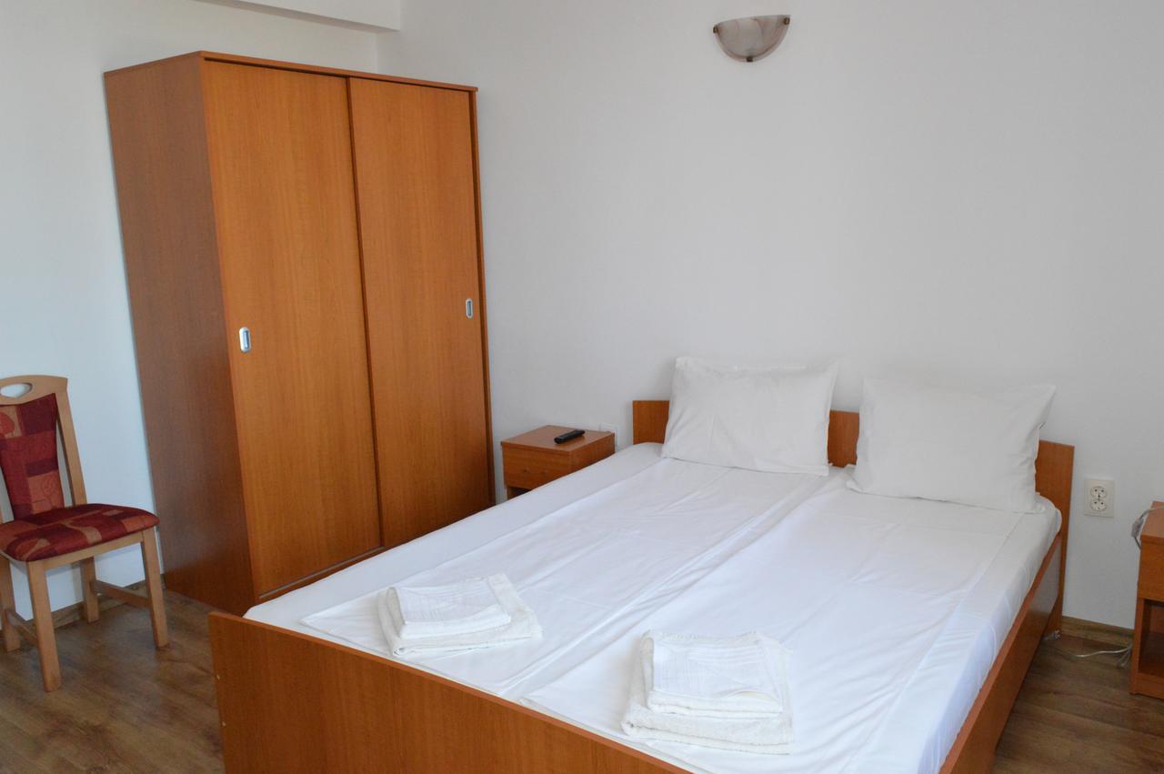 Hotel Casa Flora Sînmartin Esterno foto