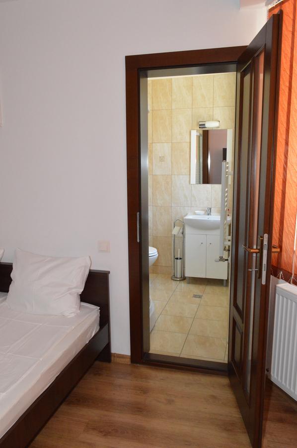 Hotel Casa Flora Sînmartin Esterno foto