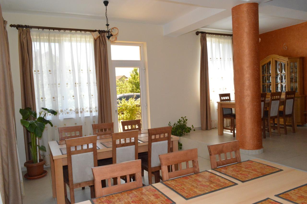 Hotel Casa Flora Sînmartin Esterno foto